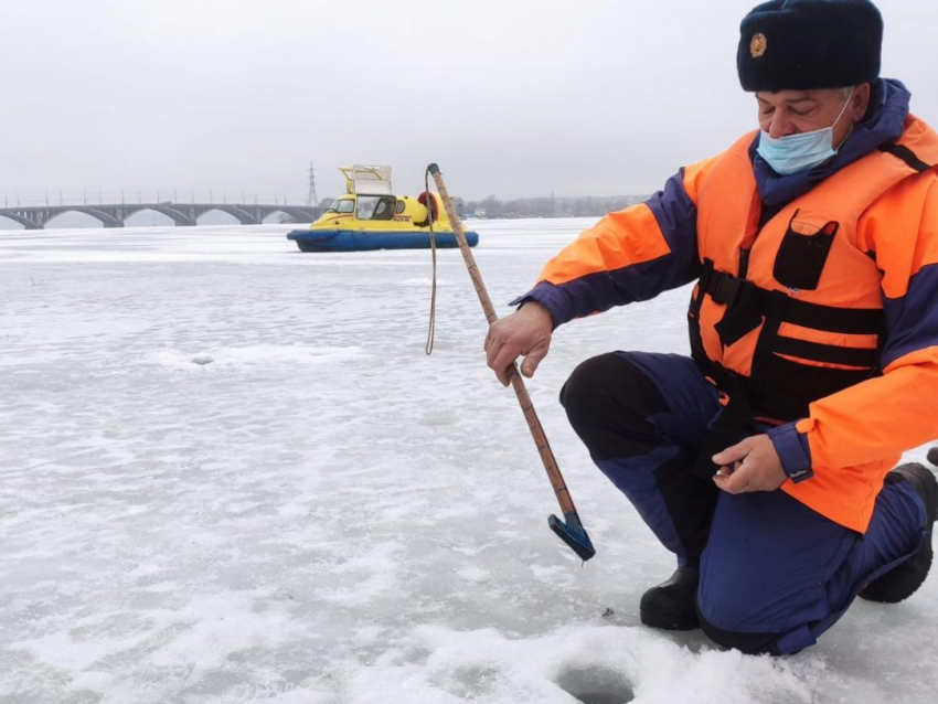 Крайне опасно: в Воронеже измерили толщину льда на водохранилище