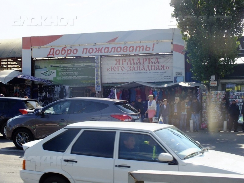 На Юго-Западном рынке Воронежа на торговца напал грабитель с пистолетом