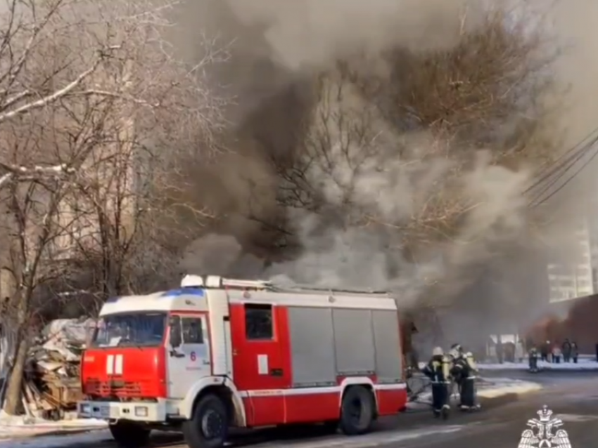 Опубликовано видео с места страшного пожара в частном доме в Воронеже