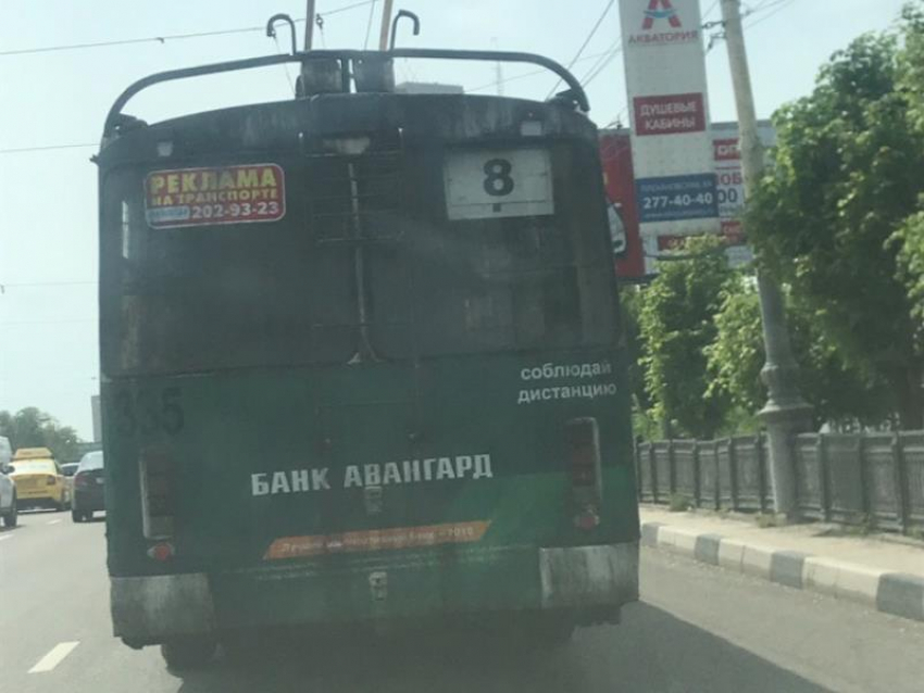 Ужасно не эстетичный троллейбус  сняли на дороге в Воронеже