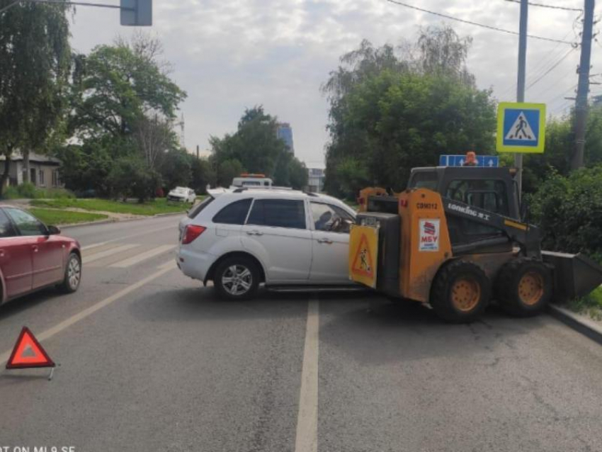 Полицейские раскрыли подробности ДТП с иномаркой и погрузчиком в Воронеже 