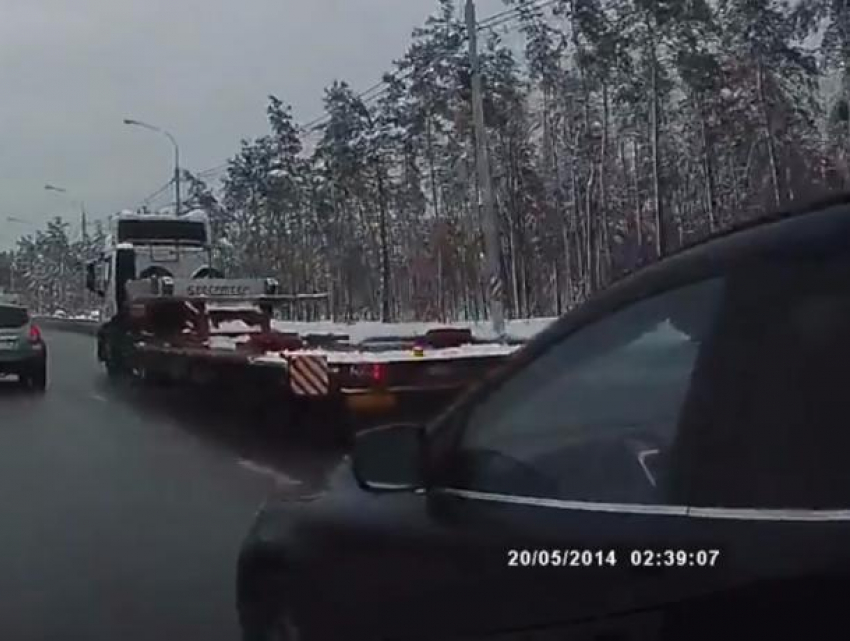 В Воронеже на видео попало, как «неадекват» на Volvo пытался устроить ДТП