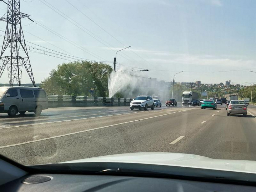 Громадный гейзер внезапно забил из трубы на Вогрэсовском мосту в Воронеже