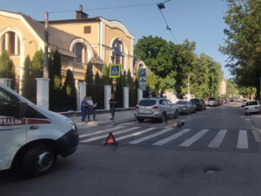 Автомобилистка сбила двух подростков, ехавших на одном самокате через дорогу в Воронеже 
