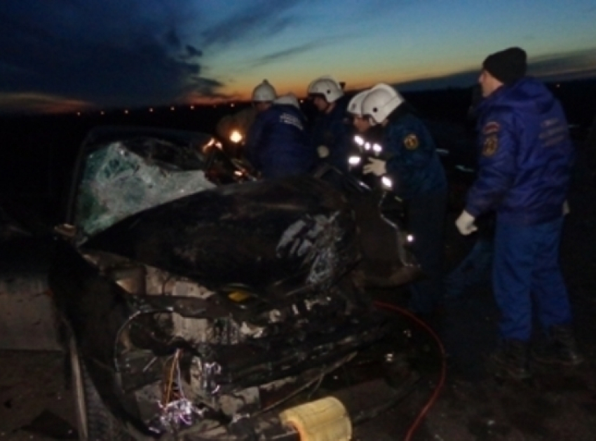 В Воронежской области  при столкновении легковушки и грузовика погибли два человека 