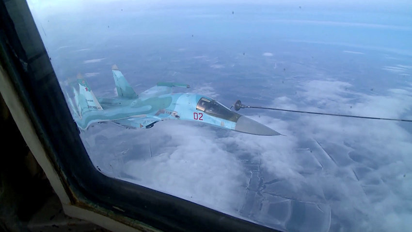 В небе над Воронежем бомбардировщики и истребители произвели дозаправку