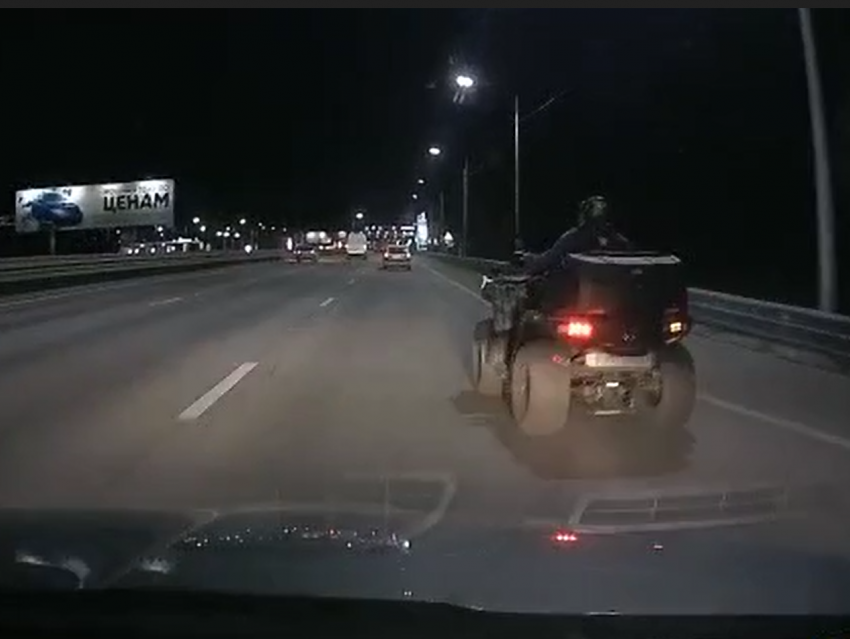 Опасное подрезание квадроциклом в Воронеже попало на видео