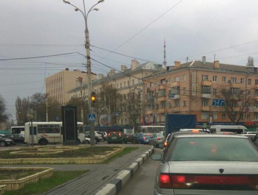 Неработающий светофор вызвал адские пробки в Воронеже