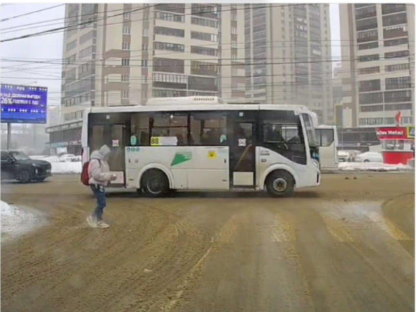 Воронежцы сыграли в снежки с автобусом 