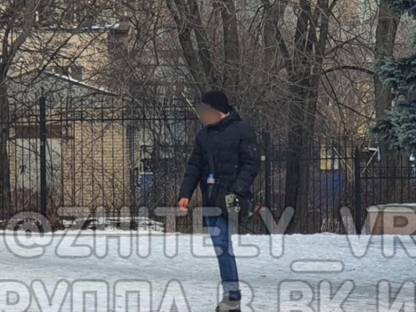 Преследует и пристает к детям: о странном поведении мужчины сообщили в Воронеже