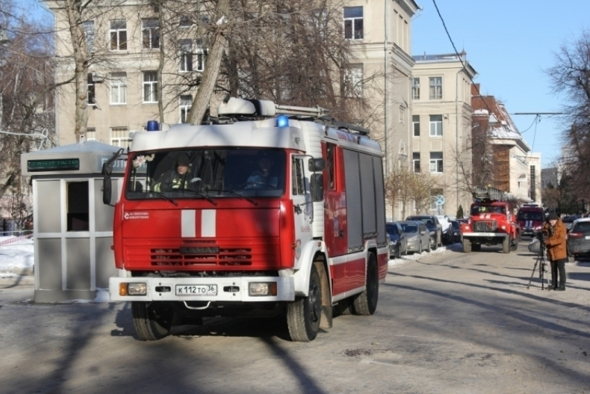Воронежские пожарные спасли из «огня» сотрудников полиции Главного управления МВД 