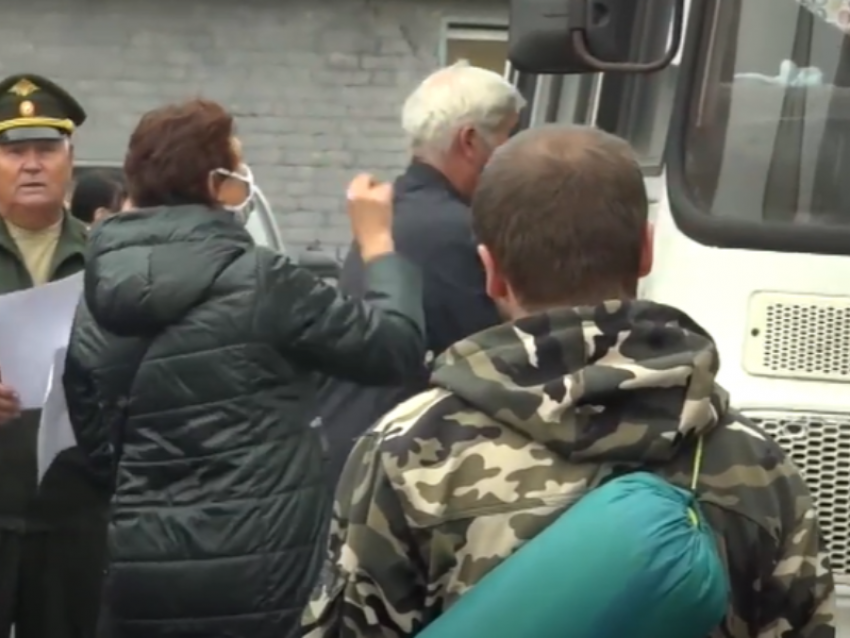 Крестят и аплодируют: как провожают мобилизованных на военную службу под Воронежем 