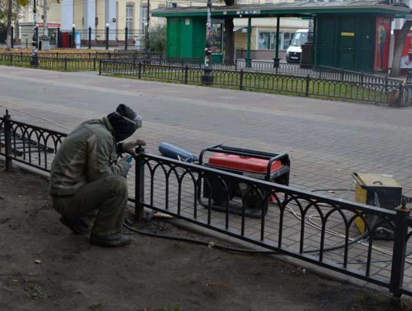 Воронежский сквер, пострадавший от «архитектурного бандитизма», начали благоустраивать