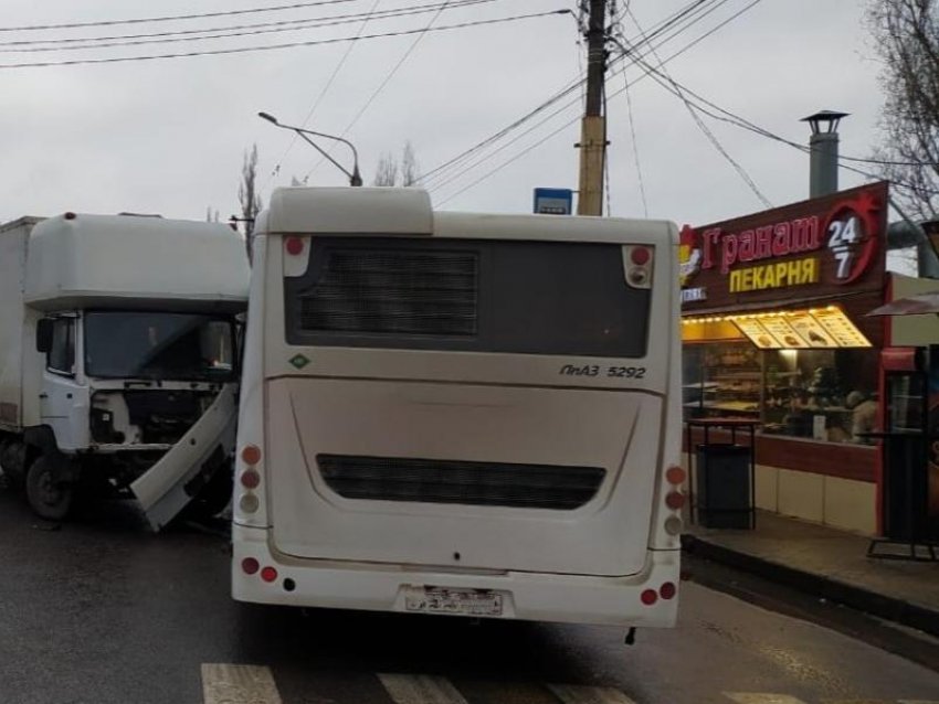 Грузовик, автобус и две легковушки попали в ДТП перед Новым годом в Воронеже 