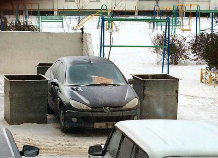 Воронежцы заставили мусорными баками неправильно припаркованный автомобиль