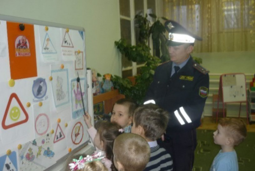 В Борисоглебске полицейские учили дошкольников правилам дорожного движения