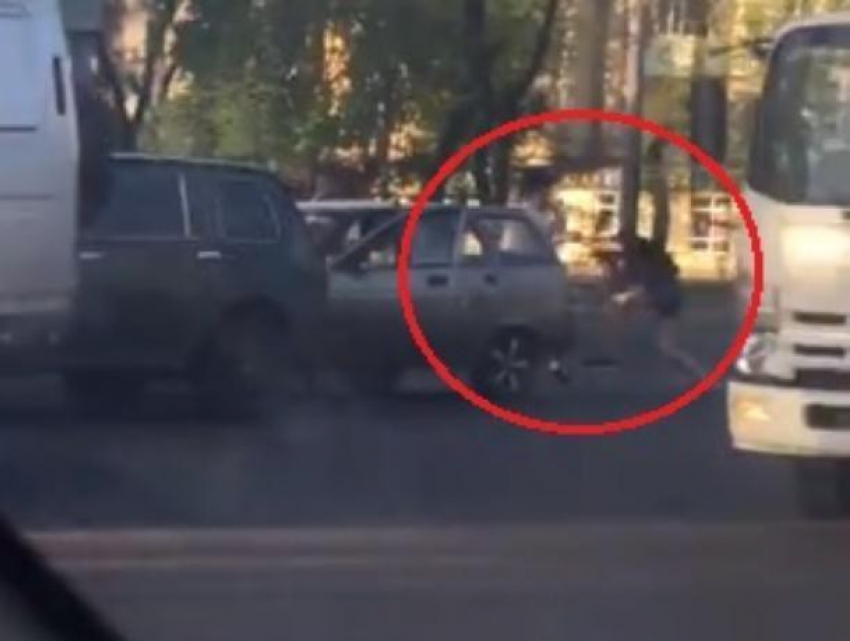 Бескомпромиссный мордобой водителей сняли в Воронеже на видео