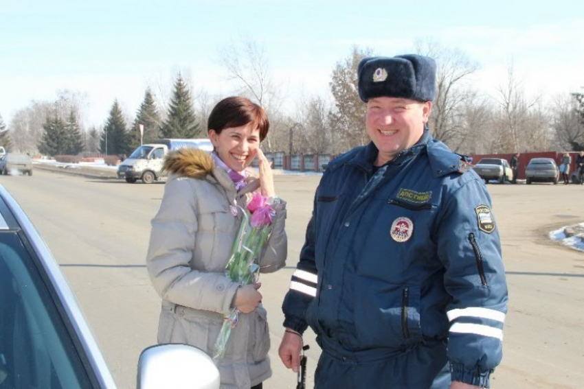Новоусманские сотрудники ГИБДД в честь 8 марта дарили женщинам цветы