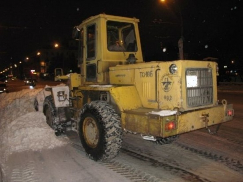 В Воронеже коммунальщики Центрального и Ленинского районов чистили снег на дорогах