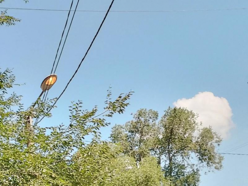 Светящиеся при свете дня фонари озадачили воронежцев