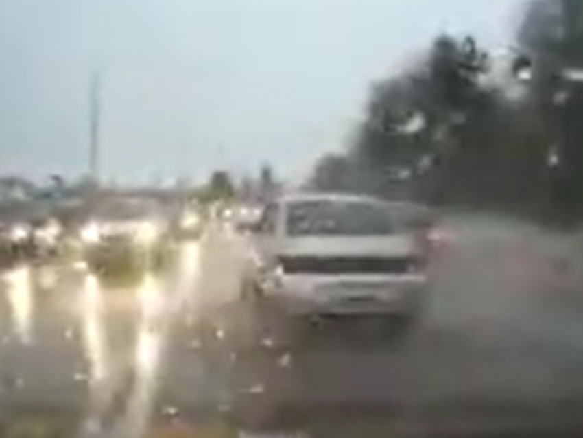 Мокрую подставу от черного джипа показали воронежцам на видео