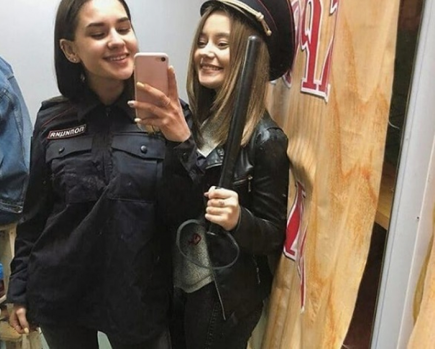 Девушки в полицейской форме показали в Воронеже мощную дубинку 