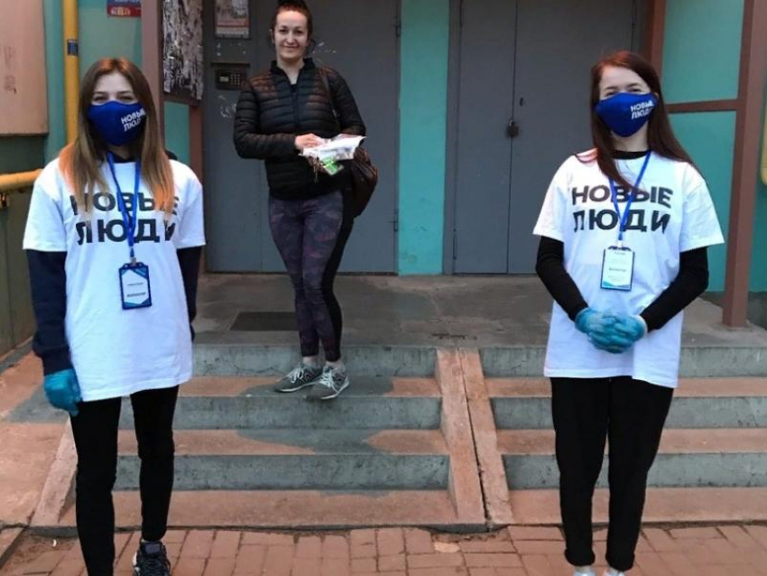 Бесплатные антисептики раздают волонтеры в Воронеже 