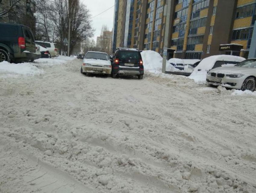 В Воронеже опасная близость на заснеженной дороге обернулась ДТП