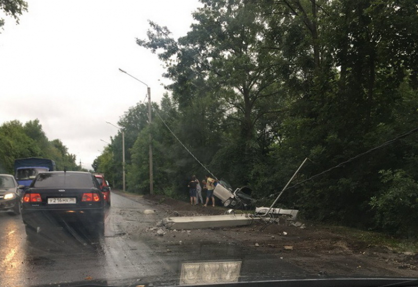 На Острогожской в Воронеже «Опель» протаранил столб и улетел в кювет