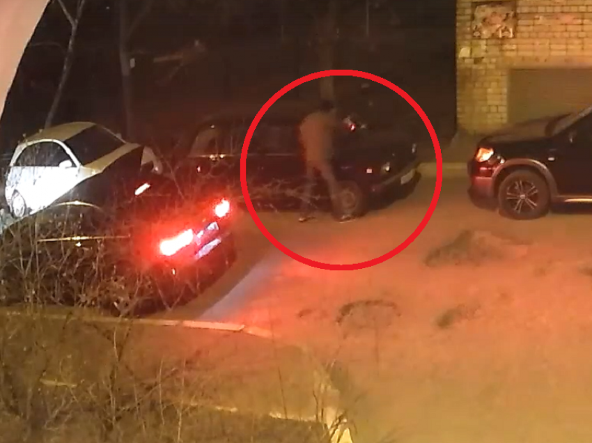 Молниеносная кража аккумулятора попала на видео в Воронеже