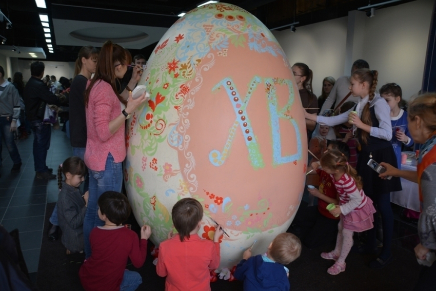 Пасхальное яйцо в человеческий рост расписали в Воронеже