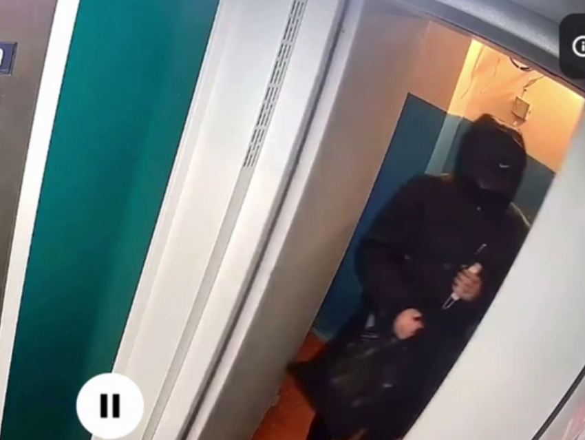 Курьер мошенников засветился на камерах видеонаблюдения в Воронеже