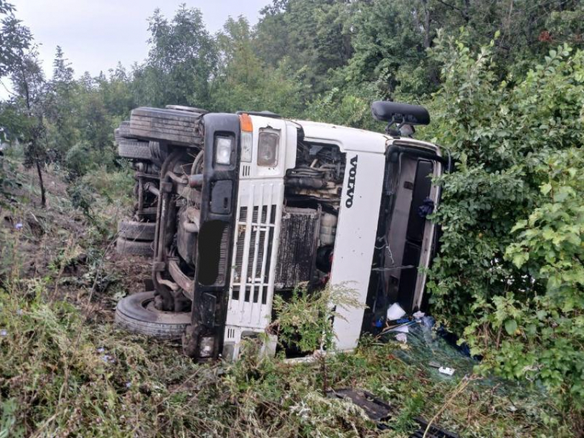 Фура перевернулась на трассе в Воронежской области – есть погибший