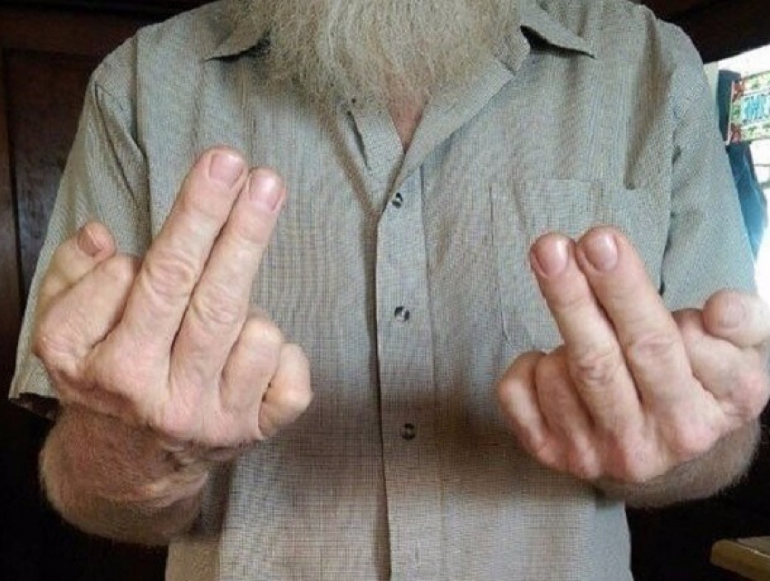 В Воронеже сфотографировали пенсионера с шестью пальцами на каждой руке 