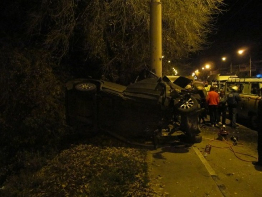 В Воронеже на 20-летия Октября «Жигули» врезались в столб (ФОТО)