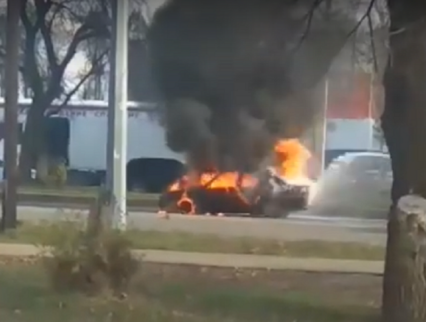 Ликвидацию мощного возгорания Volvo показали на видео в Воронеже