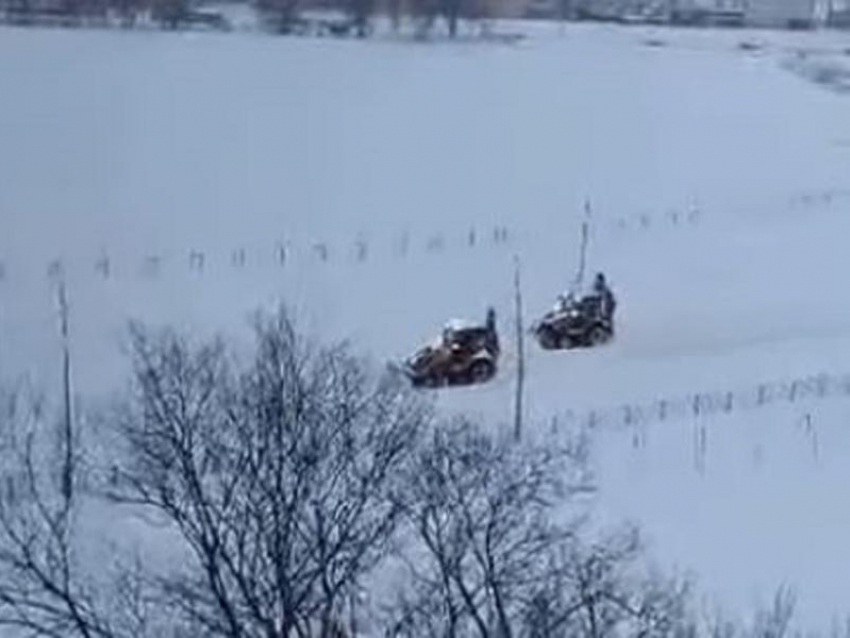 Не запущенную дорогу чистили целых два трактора, пока весь Воронеж утопал в снегу