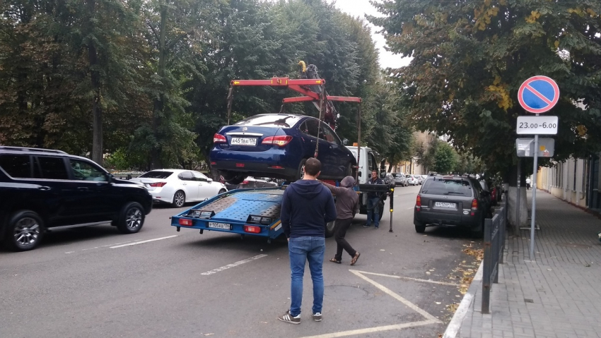 Воронежцы поддержали орудующие эвакуаторы возле лютеранской церкви