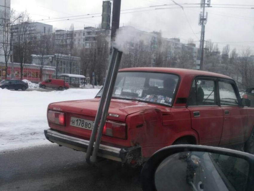 «Семерку» с выдающейся частью заметили на дороге в Воронеже