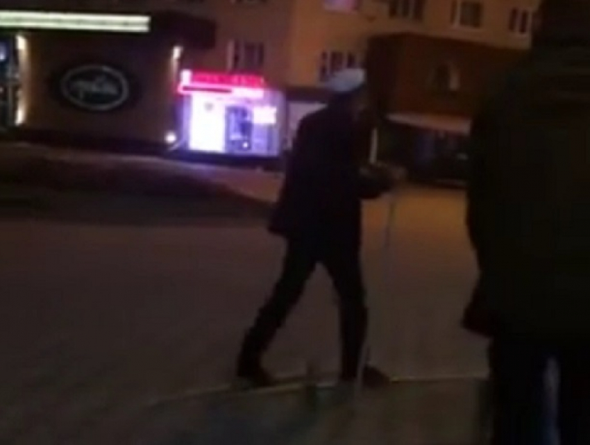 Мужчина, разгуливающий на лыжах в мае по центру Воронежа, попал на видео