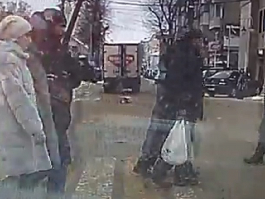 На видео попало, как коробка с колбасой вылетает из грузовика в Воронеже