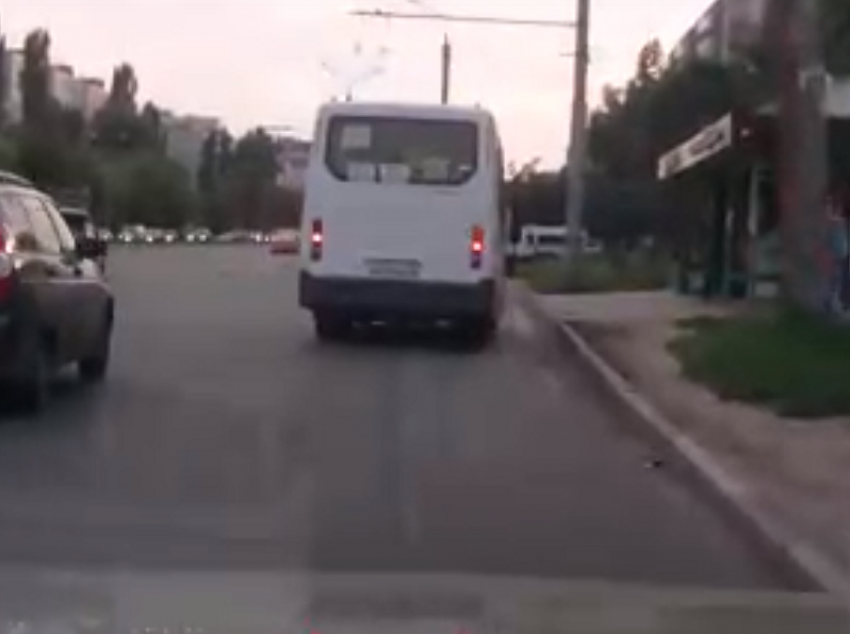 Грубое подрезание воронежским маршрутчиком попало на видео в Воронеже