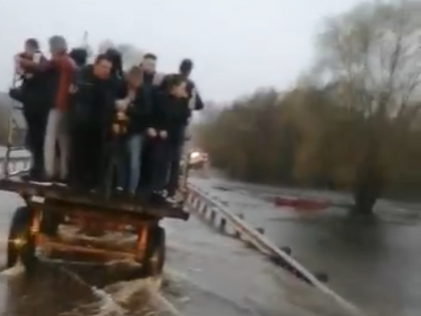 Экстремальную перевозку людей в тракторе через мост сняли под Воронежем 