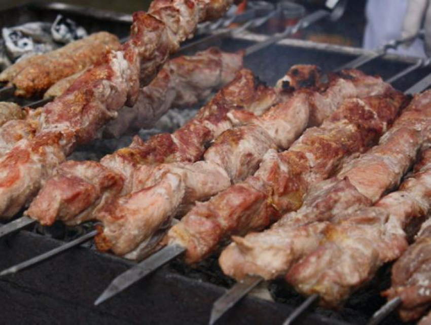 Воронежских мясников уличили в продаже опасного шашлыка
