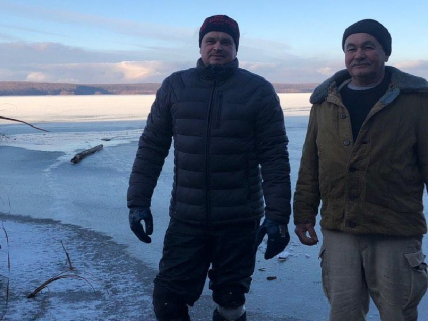 В Воронеже чудом спасли попавшую под лед собаку