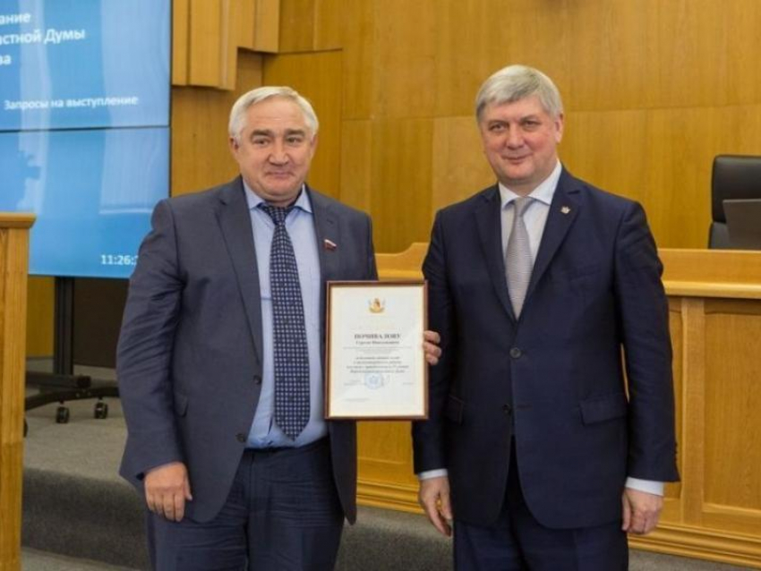 Правительство удалило фото губернатора Гусева с попавшим в скандал единоросом Почиваловым