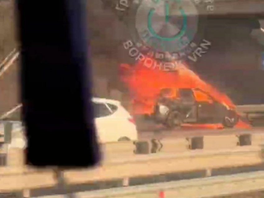 BMW врезалась в грузовик и загорелась на М-4 «Дон» под Воронежем