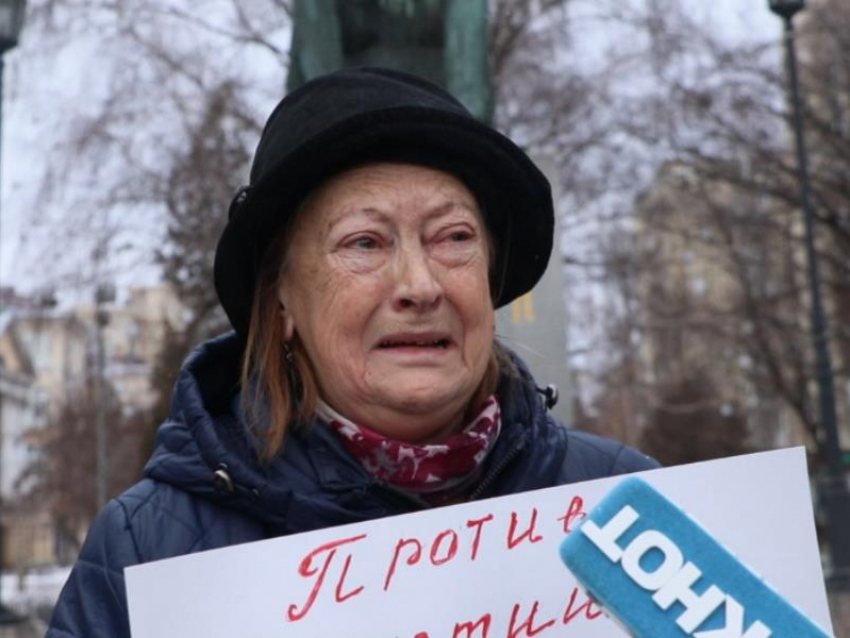 Мать погибшего от автомобиля полицейского вышла на митинг в Воронеже 
