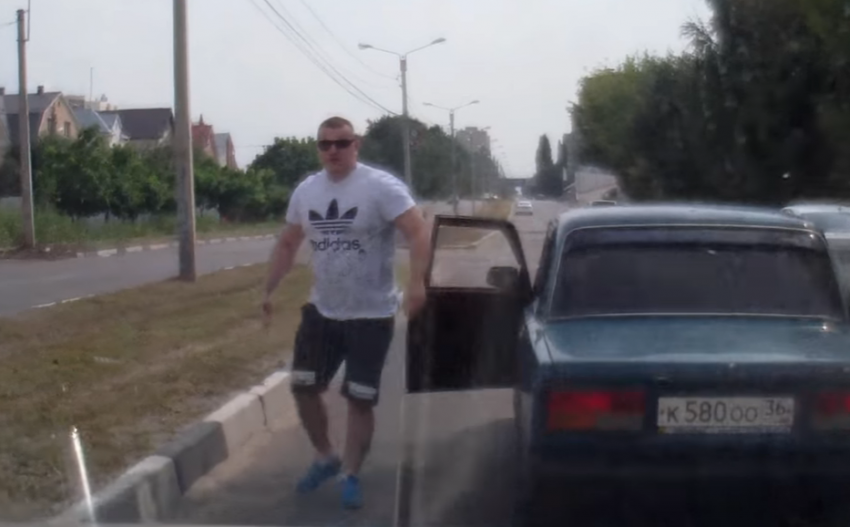 Здоровый быдло-водитель из Воронежа пытался разбить авто и попал на видео