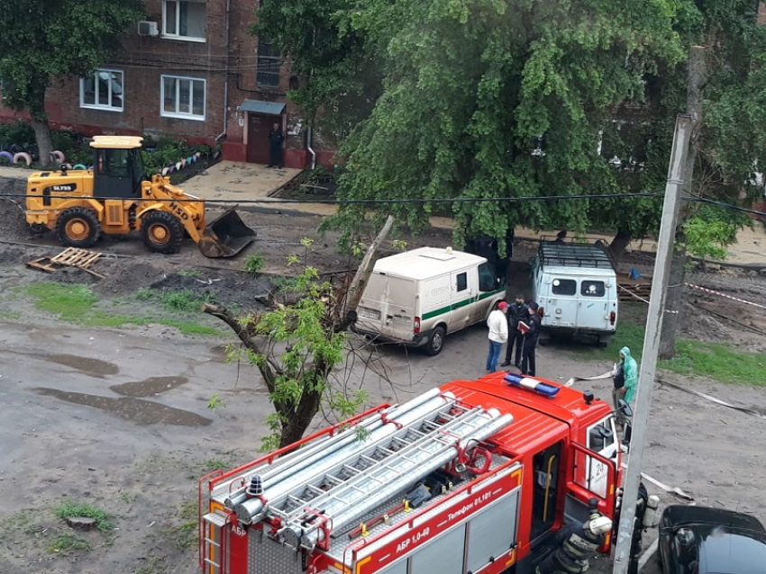 Во дворе дома в Воронеже подорвался трактор 